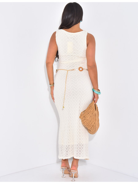 Langes, ärmelloses Kleid aus gefütterter Spitze.