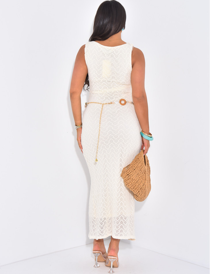 Langes, ärmelloses Kleid aus gefütterter Spitze.