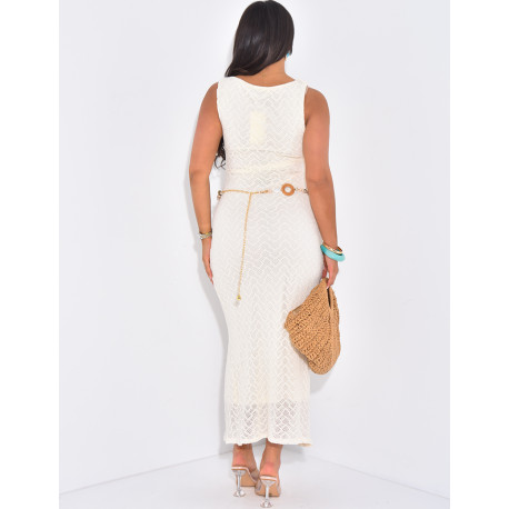 Langes, ärmelloses Kleid aus gefütterter Spitze.