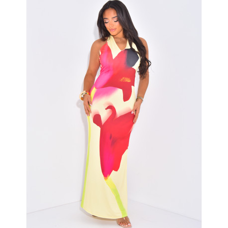 Langes, eng anliegendes, rückenfreies Kleid mit bedruckten Blumen.