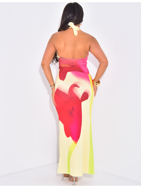 Langes, eng anliegendes, rückenfreies Kleid mit bedruckten Blumen.