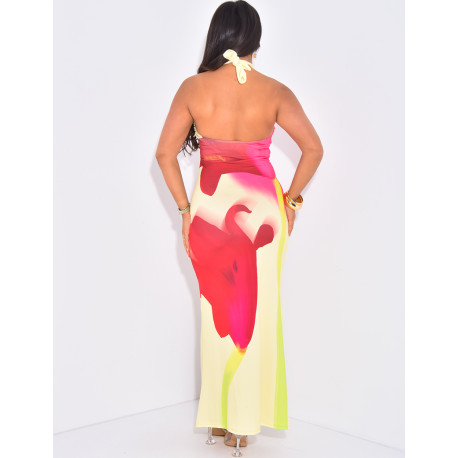 Langes, eng anliegendes, rückenfreies Kleid mit bedruckten Blumen.