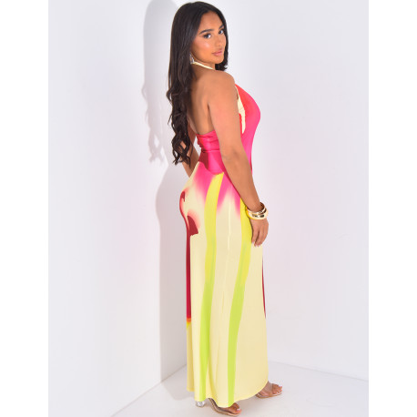 Langes, eng anliegendes, rückenfreies Kleid mit bedruckten Blumen.