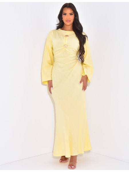 Robe en lin à nouer ornée de broches dorées