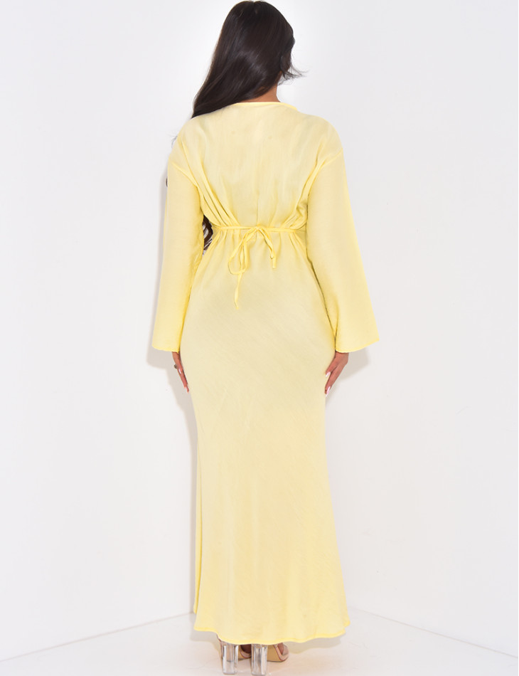 Robe en lin à nouer ornée de broches dorées
