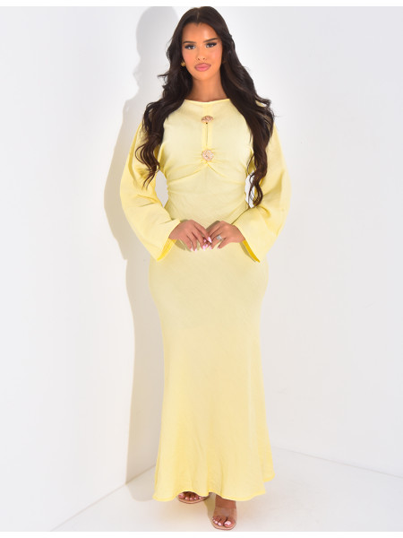 Robe en lin à nouer ornée de broches dorées