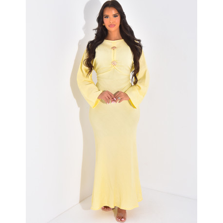 Robe en lin à nouer ornée de broches dorées