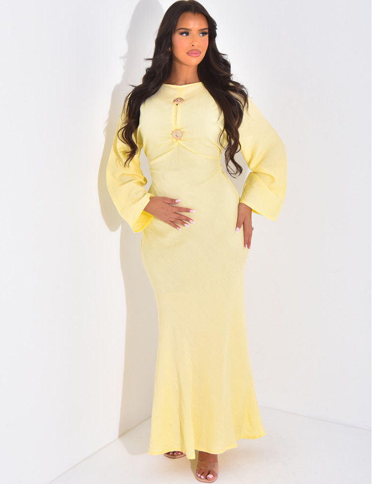 Robe en lin à nouer ornée de broches dorées