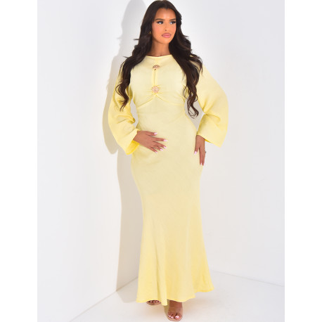 Robe en lin à nouer ornée de broches dorées