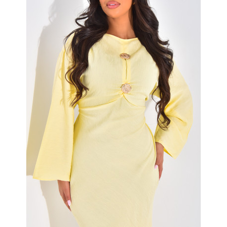 Robe en lin à nouer ornée de broches dorées