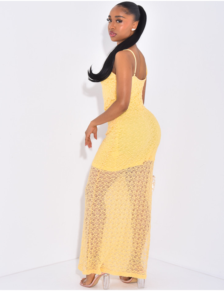 Robe en dentelle et fines bretelles