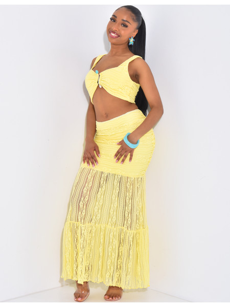 Ensemble croptop et jupe longue en dentelle orné d'un bijoux