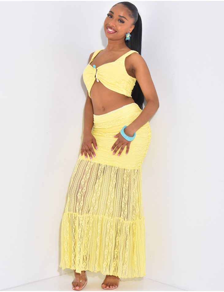 Ensemble croptop et jupe longue en dentelle orné d'un bijoux