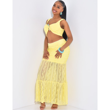 Ensemble croptop et jupe longue en dentelle orné d'un bijoux