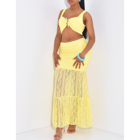 Ensemble croptop et jupe longue en dentelle orné d'un bijoux