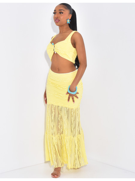 Ensemble croptop et jupe longue en dentelle orné d'un bijoux