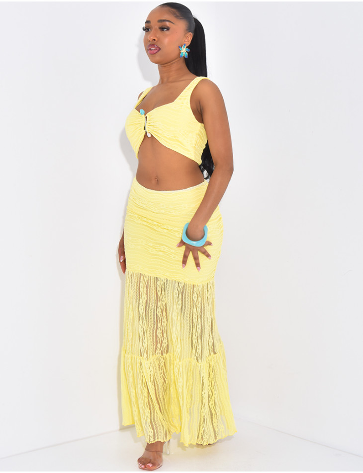 Ensemble croptop et jupe longue en dentelle orné d'un bijoux