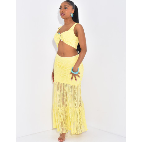 Ensemble croptop et jupe longue en dentelle orné d'un bijoux