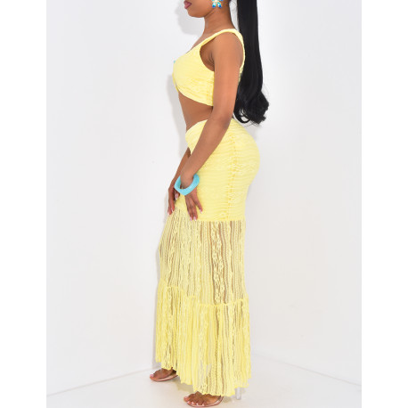 Ensemble croptop et jupe longue en dentelle orné d'un bijoux