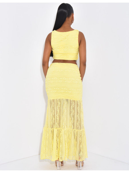 Ensemble croptop et jupe longue en dentelle orné d'un bijoux