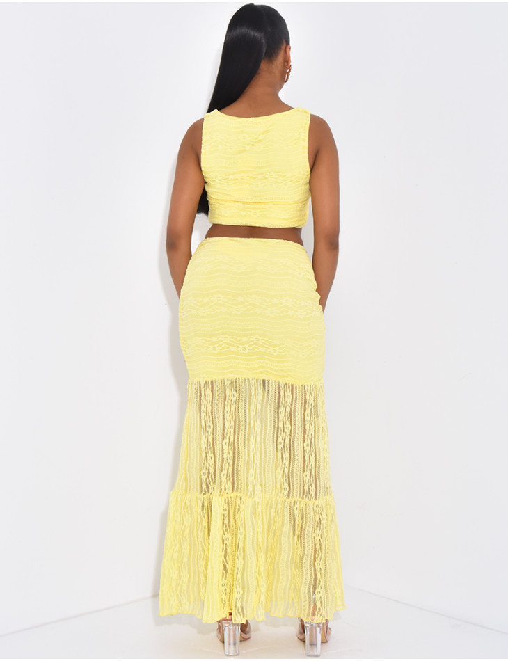 Ensemble croptop et jupe longue en dentelle orné d'un bijoux