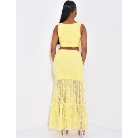 Ensemble croptop et jupe longue en dentelle orné d'un bijoux