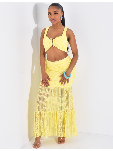 Ensemble croptop et jupe longue en dentelle orné d'un bijoux