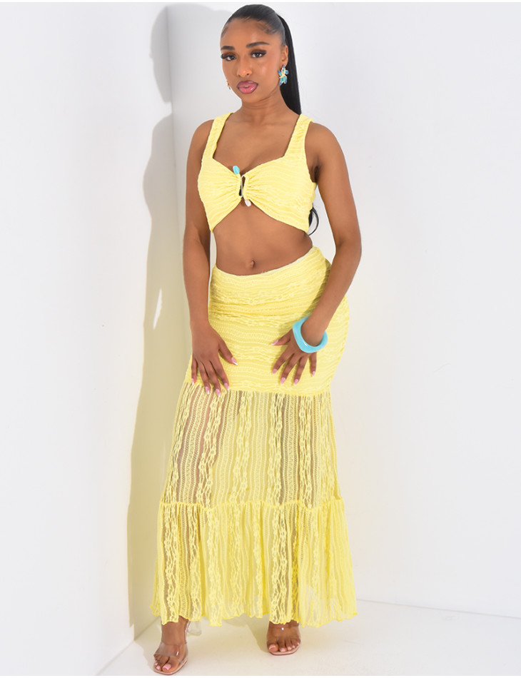 Ensemble croptop et jupe longue en dentelle orné d'un bijoux