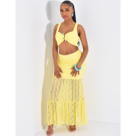 Ensemble croptop et jupe longue en dentelle orné d'un bijoux