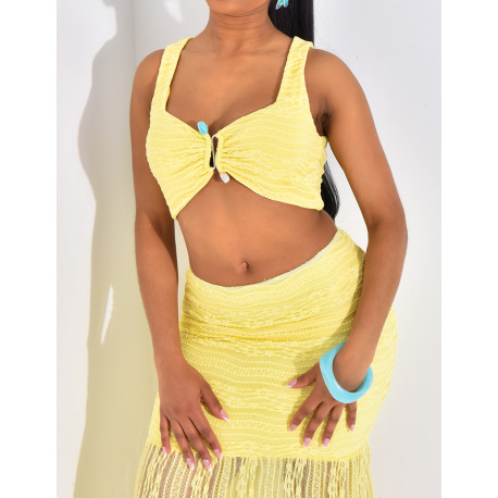 Ensemble croptop et jupe longue en dentelle orné d'un bijoux