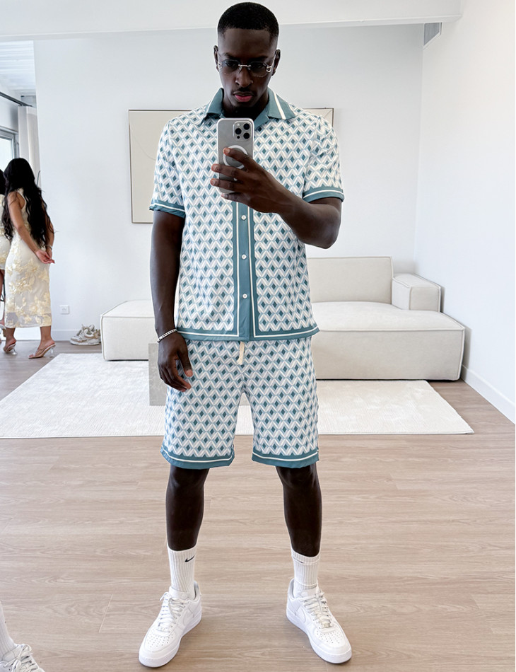 Ensemble short et chemise à motifs géométriques