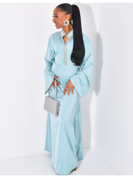 Hochwertige Satin-Abaya mit handgestickten Kristallen und Taillengürtel