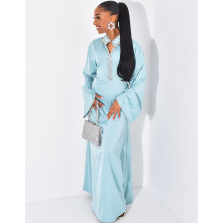 Hochwertige Satin-Abaya mit handgestickten Kristallen und Taillengürtel