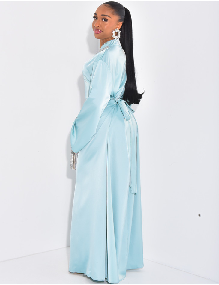 Hochwertige Satin-Abaya mit handgestickten Kristallen und Taillengürtel