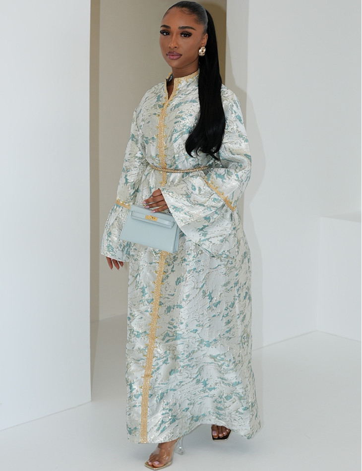 Hochwertige Brokat-Abaya mit Goldbesatz und passendem Gürtel
