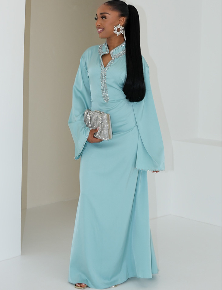 Hochwertige Satin-Abaya mit handgestickten Kristallen und Taillengürtel