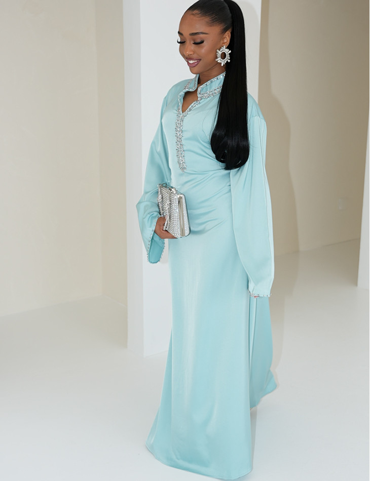 Hochwertige Satin-Abaya mit handgestickten Kristallen und Taillengürtel