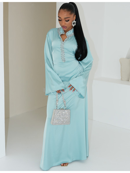 Hochwertige Satin-Abaya mit handgestickten Kristallen und Taillengürtel