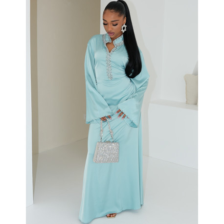 Hochwertige Satin-Abaya mit handgestickten Kristallen und Taillengürtel