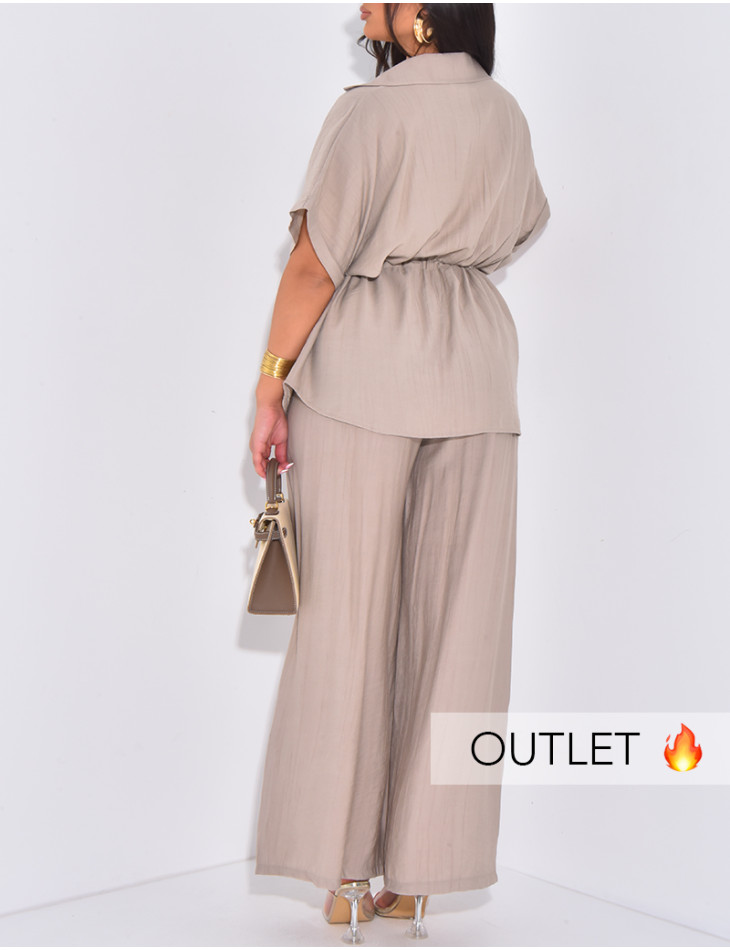 Gerade geschnittene Hose und Kurzarmhemd mit tailliertem Schnitt