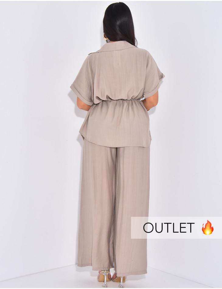 Gerade geschnittene Hose und Kurzarmhemd mit tailliertem Schnitt