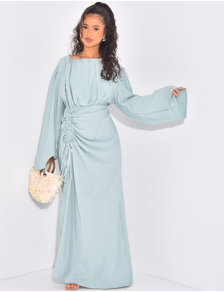 Langes Kleid mit drapiertem Leineneffekt, das in der Taille gebunden wird.