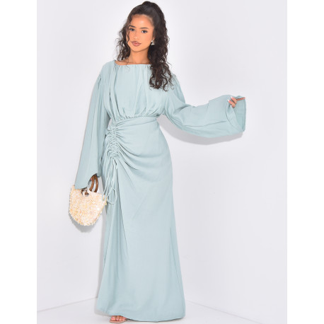 Langes Kleid mit drapiertem Leineneffekt, das in der Taille gebunden wird.