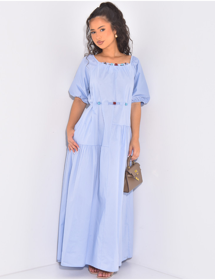 Langes Kleid aus Baumwolle mit kurzen Ärmeln, Perlen und Taillengürtel.