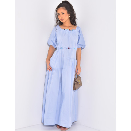 Langes Kleid aus Baumwolle mit kurzen Ärmeln, Perlen und Taillengürtel.