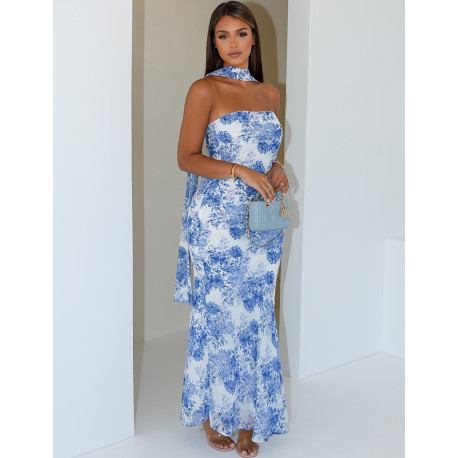 Langes, trägerloses Kleid aus bedrucktem Voile mit Schal-Detail.