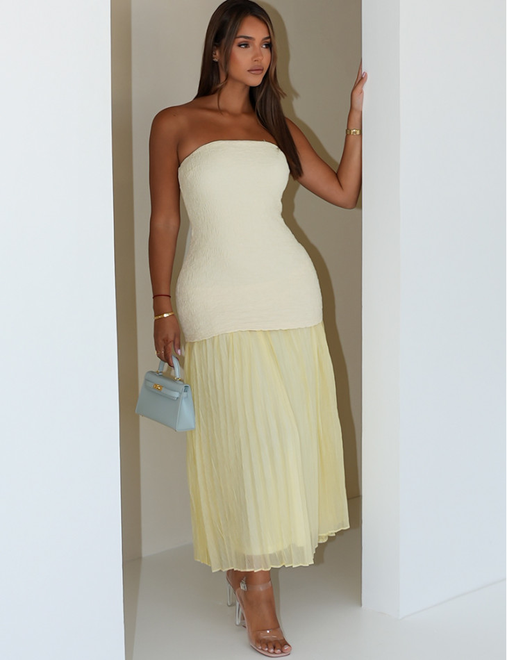 Langes Kleid mit strukturiertem Bustier und Faltenrock.