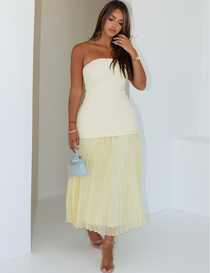 Langes Kleid mit strukturiertem Bustier und Faltenrock.