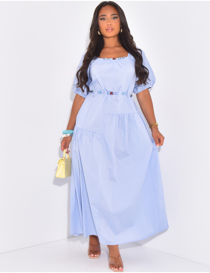 Langes Kleid aus Baumwolle mit kurzen Ärmeln, Perlen und Taillengürtel.
