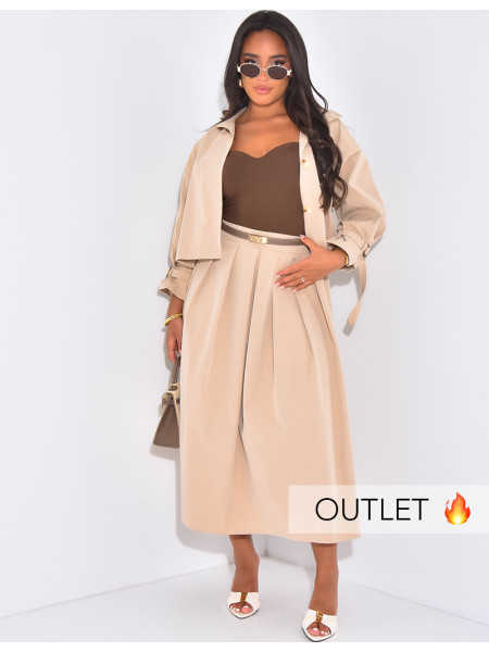 Kurzer Trenchcoat und langer ausgestellter Rock